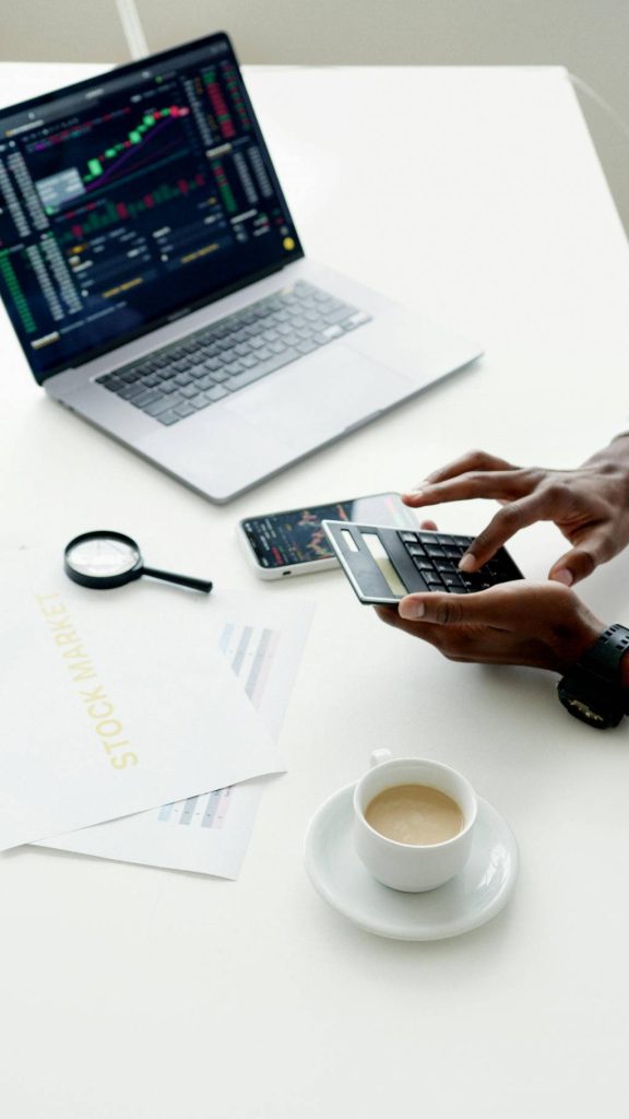 Mastère finance de marché : programme, admissions et carrière